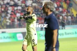 Edrick Menjívar se lanzó con todo contra Pablo Lavallén