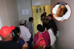 Parte de la familia de Chelato Uclés esperan a la puerta para ingresar a verlo. Foto: Ronal Aceituno.