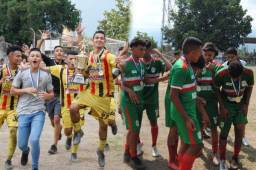 Los jugadores de Real España y Marathón celebran con sus medallas y trofeos.