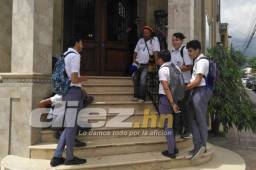 Varios colegiales están en las afueras del hotel de concentración de la Selección.