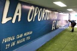 Así luce la valla que colocó Motagua en el camino a los camerinos.