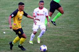 El mediocampista del Olimpia, Edwin Rodríguez, intentando quitarle la pelota a José Alejandro Reyes del Rela España. Foto Johny Magallanes, David Romero y Emilio Flores