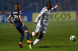 El defensor del Motagua, Omar Elvir, en el partido de ida marcando a Deybi Flores del Olimpia.