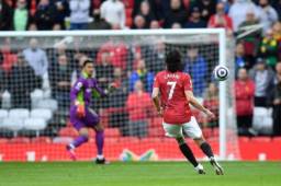 Cavani marca por primera vez ante sus hinchas del Manchester United.