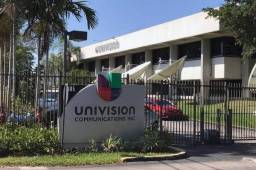 La cadena Univisión está despidiendo y suspendiendo a una parte de su personal para poder asegurar el futuro de la compañía.
