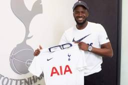 Tanguy Ndombele ya posa con la camiseta de su nuevo equipo, el Tottenham.