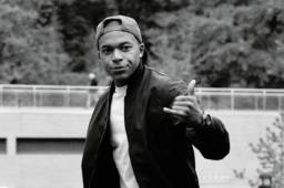 Mbappé tendrá que quedarse una temporada más en el PSG y cumplir su contrato.