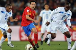 Osman Chávez, actual candidato a Diputado que ya tiene casi seguro su triunfo, marcando a Xavi Hernández en el partido contra España en el Mundial.