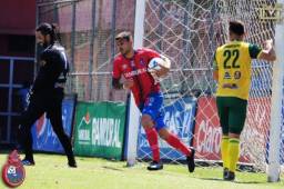El delantero argentino, Ramiro Rocca, llevando la pelota al centro del campo este domingo en un autogol del Gustatoya. Desde hoy es ya jugador del Real España.