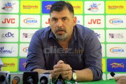 Martín “Tato” García se presentó a la sede para confirmar su renuncia y dirigir su último entreno. Fotos Moisés Valenzuela y Jeffry Ayala