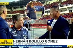 ‘Bolillo’ Gómez rompe el protocolo y se va a saludar a exjugadores de Panamá y a la prensa canalera