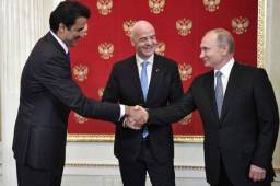 El jeque de Catar Tamim bin Hamad Al Thani junto con Infantino y Putín.