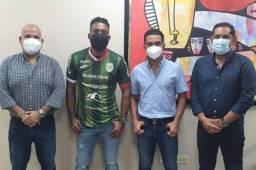 Reiniri Mayorquín volverá a vestir la camisa del Marathón. Aquí con los dirigentes, Orinson Amaya, Mario Berríos y Rolin Peña. Foto cortesía | CD Marathón