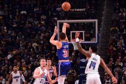 Stephen Curry es uno de los mejores jugadores de la nba en la actualidad y está muy cerca de romper un record.