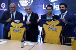 Selim Canahuati posa con representes de LaLiga de España tras firmar convenio de cooperación. Foto Nelson Hernández