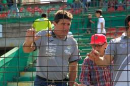 Héctor Vargas observando el partido ante Vida desde las gradas del estadio Yankel Rosenthal.