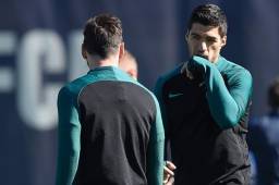 El delantero uruguayo del Barcelona, Luis Suárez, conversa con Leo Messi en el entrenamiento de este martes en la ciudad deportiva. Foto AFP