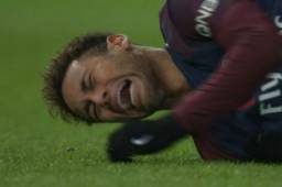 Neymar y su rostro lo dice todo. Su lesión al parecer es muy grave y es duda para el choque ante el Real Madrid.