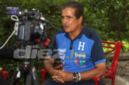 El técnico de Honduras sostuvo un mano a mano con DIEZ y explica por qué le está costando cada vez menos a la Bicolor jugar en el Azteca. Fotos Ronald Aceituno