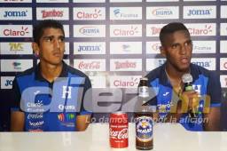 El defensor Brayan Beckeles junto a Jorge Claros en la conferencia de prensa previo al partido que disputarán este martes contra EUA. Foto Delmer Martínez