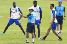 El entrenador Jorge Luis Pinto dirigiendo los entrenamientos de Honduras previo a los choques eliminatorios contra Panamá y Trinidad. Foto Delmer Martínez