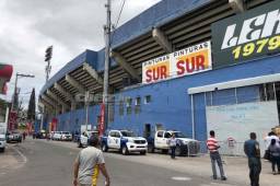 El mercado negro en las afueras del Nacional tiene a un precio razonable los boletos de Sol. Foto Ronald Aceituno