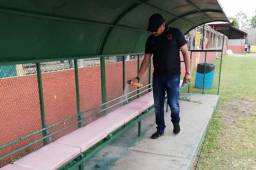 Nahún Pérez, gerente del Olimpia, regó el repelente para los zancudos.