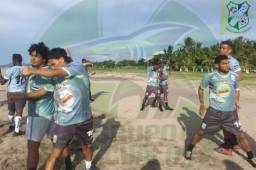 Rambo haciendo trabajos de playa con el Platense. Foto cortesía Grupo Escualos de Corazón.