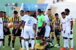 El partido entre Real España y Olimpia de la fecha tres que no se jugó por la huelga de los árbitros, se disputa este domingo en el estadio Morazán.