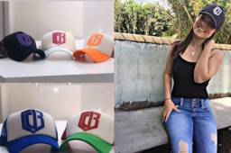 El delantero del Olimpia no solo se enfoca en el fútbol, también utiliza su nombre para generar dinero afuera del campo. Su esposa Tita Torres, le ayuda a vender estas gorras.