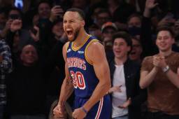 Stephen Curry celebra ser el nuevo rey de los triples en la NBA.