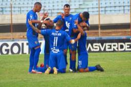 Bryan Moya celebra con sus compañeros el segundo tanto del partido.