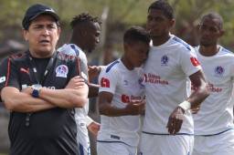Nahún Espinoza no pudo consolidar un once titular en 14 fechas con Olimpia.