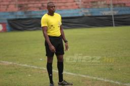 Julio Güity dirigiendo como cuarto árbitro en la Liga de Ascenso de la Liga Nacional de Honduras. Foto: Edgar Witty.
