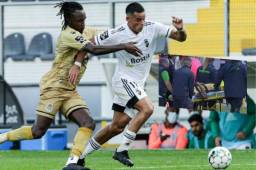 Jorge Benguché salió del partido en camilla tras haber ingresado en el minuto 86. La lesión no pinta nada bien.