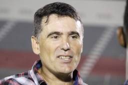 Fernando Araujo, entrenador del Vida, no salió muy contento porque le empataron el partido que ganaba. Fotos Samuel Zelaya