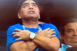 Diego Maradona tuvo un comportamiento nada ejemplar en el juego ante Nigeria donde se pasó de copa en el palco asignado por la FIFA.