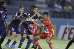Vida y Motagua se repartieron puntos tras empatar en La Ceiba, pero los rojos siguen en el primer lugar. (FOTO: Neptalí Romero).