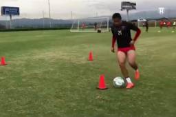 Roger Rojas por aparte del grupo de jugadores del Alajuelense.