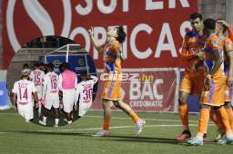 Lobos de la UPNFM venció a Olimpia en polémico partido en Choluteca. Foto: Marvin Salgado