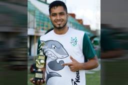 Joshua Nieto posa con el trofeo que lo acredita como el Jugador Más Valioso de la Fecha 3. Foto Neptalí Romero