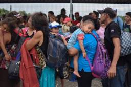 Mujeres y niños están pasando a México de acuerdo a orden del gobierno azteca.