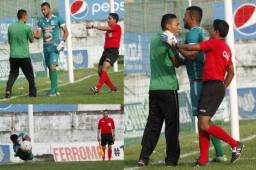 El curioso momento cuando el utilero del Platense llegó a indicarle al portero José Calderón el lugar donde iba a lanzar el penal Claudio Cardozo y acertó.