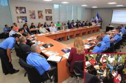 La reunión de los entes de seguridad, Fenafuth y Liga Nacional abordando el tema de violencia en los estadios en Honduras. Fotos Johny Magallanes