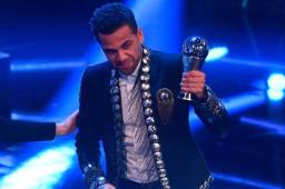 Dani Alves recibió el premio The Best en el 11 ideal de la FIFA.