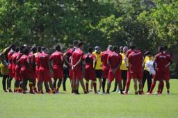 El estratega uruguayo reunió a los jugadores previo al entrenamiento.