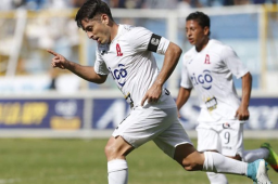 El futbolista Herbert Sosa se encargó de abrir el marcador en el estadio Cuscatlán. FOTO: El Grafico