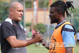 Wilmer Cruz tiene una muy buena relación con todos sus jugadores, aquí con Jerrel Britto.