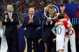 Emmanuel Macron saludó y felicitó a cada uno de los jugadores de Croacia.