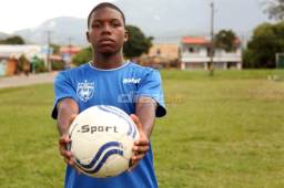 Josué Núñez dice que su padre le recomienda tener paciencia y no bajar los brazos. Foto Edgar Witty